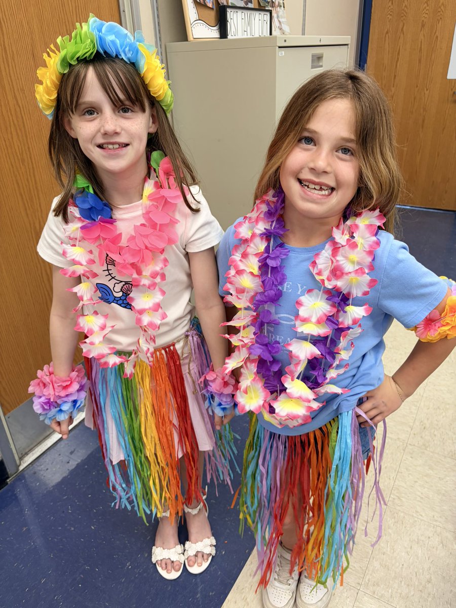 MrsLarson03's tweet photo. Tropical Tuesday! 🏝️ @StaffordTwpEd @STSD_McKinley https://t.co/MRimlw6Bbd