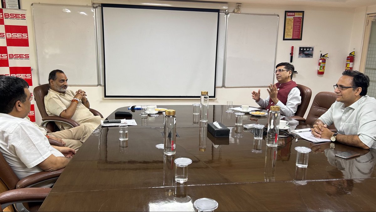 AjayMahawarBJP's tweet photo. आज @bsesdelhi BYPL CEO संतोष जी के साथ शिष्टाचार मुलाकात कर घोंडा विधानसभा की बिजली विभाग संबंधी मुद्दों का ज्ञापन सौंपकर विषयों पर चर्चा की।
@BJP4India @BJP4Delhi @ashishsood_bjp https://t.co/9sBvkWN27N