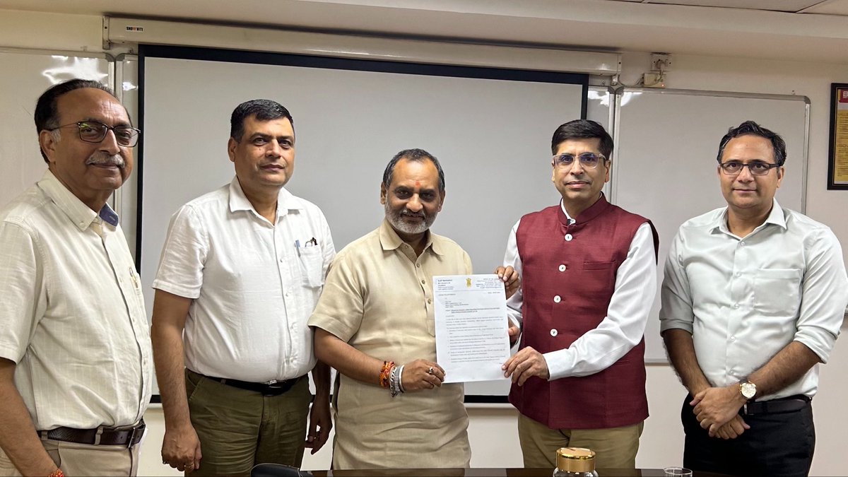 AjayMahawarBJP's tweet photo. आज @bsesdelhi BYPL CEO संतोष जी के साथ शिष्टाचार मुलाकात कर घोंडा विधानसभा की बिजली विभाग संबंधी मुद्दों का ज्ञापन सौंपकर विषयों पर चर्चा की।
@BJP4India @BJP4Delhi @ashishsood_bjp https://t.co/9sBvkWN27N