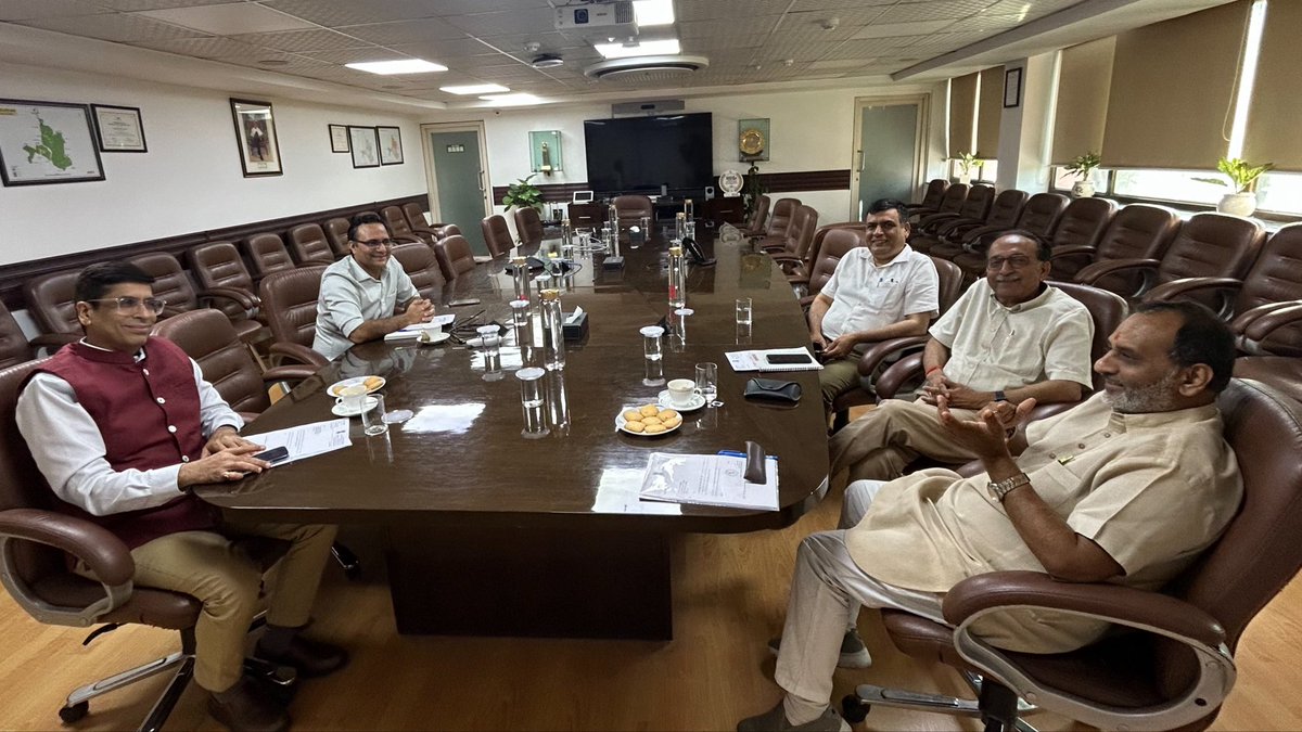 AjayMahawarBJP's tweet photo. आज @bsesdelhi BYPL CEO संतोष जी के साथ शिष्टाचार मुलाकात कर घोंडा विधानसभा की बिजली विभाग संबंधी मुद्दों का ज्ञापन सौंपकर विषयों पर चर्चा की।
@BJP4India @BJP4Delhi @ashishsood_bjp https://t.co/9sBvkWN27N