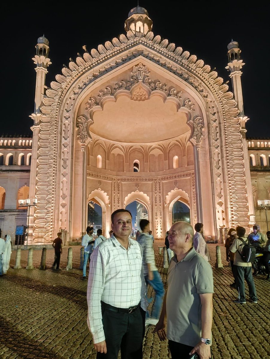 wafaamber's tweet photo. नवाबों के शहर लखनऊ में जापानी इंडस्ट्री का स्वागत — अम्बर ग्रुप की मेहमाननवाज़ी बनी चर्चा का विषय 🇮🇳🇯🇵

आज अम्बर ग्रुप एवं अम्बर पैकेजिंग के चेयरमैन वफ़ा अब्बास से जापान की प्रतिष्ठित पैकेजिंग मशीनरी कंपनी Shinko Machine Co. Ltd. (Japan) एवं Guangdong Keshenglong Hi-Tech Group के डायरेक्टर Mr. Derrick Lee की खास मुलाकात हुई।

अम्बर पैकेजिंग यूनिट का दौरा कर आधुनिक मशीनों, नई टेक्नोलॉजी और पैकेजिंग इंडस्ट्री के भविष्य को लेकर विस्तार से चर्चा हुई। विदेशी मेहमानों ने अम्बर ग्रुप की कार्यशैली, विज़न और इंडस्ट्रियल डेवलपमेंट की सराहना की।

इसके साथ ही मेहमानों ने लखनऊ की ऐतिहासिक धरोहर घंटाघर, रूमी दरवाज़ा और बड़े इमामबाड़े के भी दर्शन किए और यहां की तहज़ीब, तमीज़ और शराफत से बेहद प्रभावित नजर आए।

लखनऊ अब सिर्फ अदब और संस्कृति का शहर नहीं, बल्कि इंटरनेशनल इंडस्ट्री और आधुनिक टेक्नोलॉजी का उभरता हुआ केंद्र भी बनता जा रहा है।

#WafaAbbas #AmberGroup #AmberPackaging #Lucknow #Japan #Shinko #PackagingIndustry #IndustrialDevelopment #MadeInIndia #BusinessMeeting #Technology #Innovation #LucknowHeritage #RumiDarwaza #BadaImambara #Ghantaghar #Tehzeeb #InternationalBusiness #UPIndustry #IndiaJapanRelations