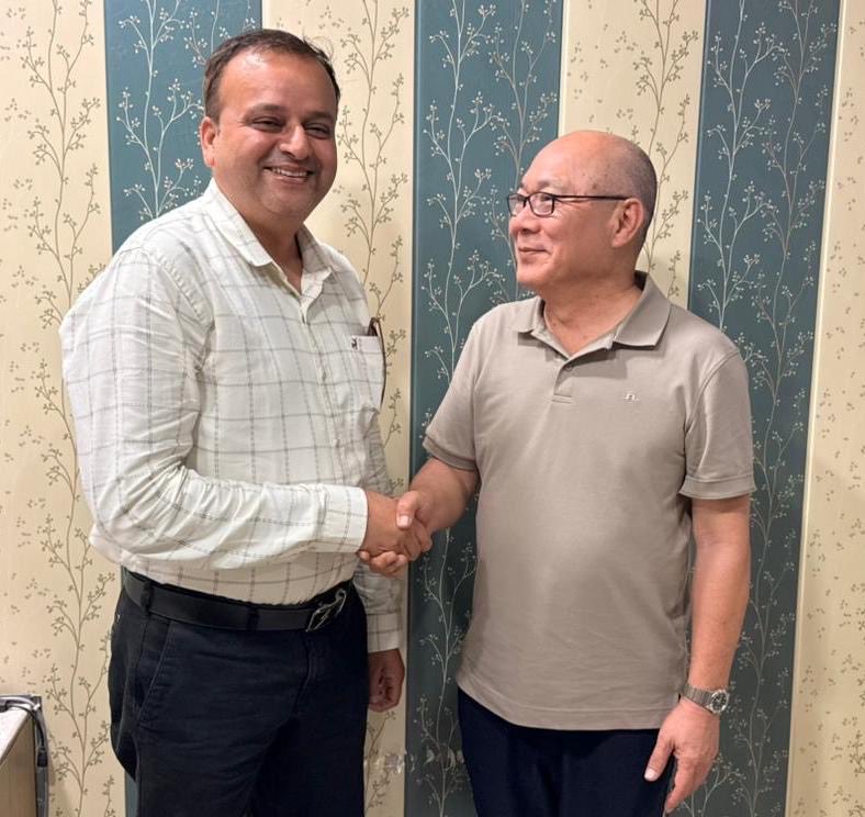 wafaamber's tweet photo. नवाबों के शहर लखनऊ में जापानी इंडस्ट्री का स्वागत — अम्बर ग्रुप की मेहमाननवाज़ी बनी चर्चा का विषय 🇮🇳🇯🇵

आज अम्बर ग्रुप एवं अम्बर पैकेजिंग के चेयरमैन वफ़ा अब्बास से जापान की प्रतिष्ठित पैकेजिंग मशीनरी कंपनी Shinko Machine Co. Ltd. (Japan) एवं Guangdong Keshenglong Hi-Tech Group के डायरेक्टर Mr. Derrick Lee की खास मुलाकात हुई।

अम्बर पैकेजिंग यूनिट का दौरा कर आधुनिक मशीनों, नई टेक्नोलॉजी और पैकेजिंग इंडस्ट्री के भविष्य को लेकर विस्तार से चर्चा हुई। विदेशी मेहमानों ने अम्बर ग्रुप की कार्यशैली, विज़न और इंडस्ट्रियल डेवलपमेंट की सराहना की।

इसके साथ ही मेहमानों ने लखनऊ की ऐतिहासिक धरोहर घंटाघर, रूमी दरवाज़ा और बड़े इमामबाड़े के भी दर्शन किए और यहां की तहज़ीब, तमीज़ और शराफत से बेहद प्रभावित नजर आए।

लखनऊ अब सिर्फ अदब और संस्कृति का शहर नहीं, बल्कि इंटरनेशनल इंडस्ट्री और आधुनिक टेक्नोलॉजी का उभरता हुआ केंद्र भी बनता जा रहा है।

#WafaAbbas #AmberGroup #AmberPackaging #Lucknow #Japan #Shinko #PackagingIndustry #IndustrialDevelopment #MadeInIndia #BusinessMeeting #Technology #Innovation #LucknowHeritage #RumiDarwaza #BadaImambara #Ghantaghar #Tehzeeb #InternationalBusiness #UPIndustry #IndiaJapanRelations