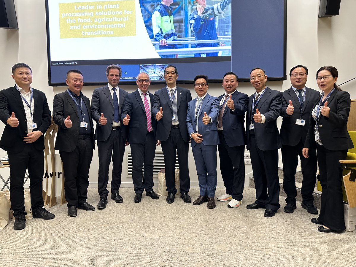 Avril's tweet photo. Développement des cultures oléagineuses en #Chine : Avril reçoit une délégation chinoise.
Hier, Emmanuel Manichon, Directeur Général Avril Première Transformation et Énergies Renouvelables et Directeur Général Avril Grande Consommation, a reçu une délégation de la ville d’Anqing.
Située à 500 km à l’ouest de Shanghai, au bord du Yangtsé, et comptant 5 millions d’habitants, Anqing est la capitale de la province d’Anhui. Tournée vers la production et la transformation du riz, cette province se développe désormais aussi dans la culture des #oléagineux.
Les échanges ont porté sur les métiers d’Avril et les opportunités de coopération avec M. Jianchun, vice-maire d’Anqing, et M. Qibin, Directeur Général du groupe Anhui Lianhe, principal acteur industriel local. Étaient également présents des représentants de Louis Dreyfus Company. Les représentants chinois visiteront également InVivo et Louis Dreyfus France.