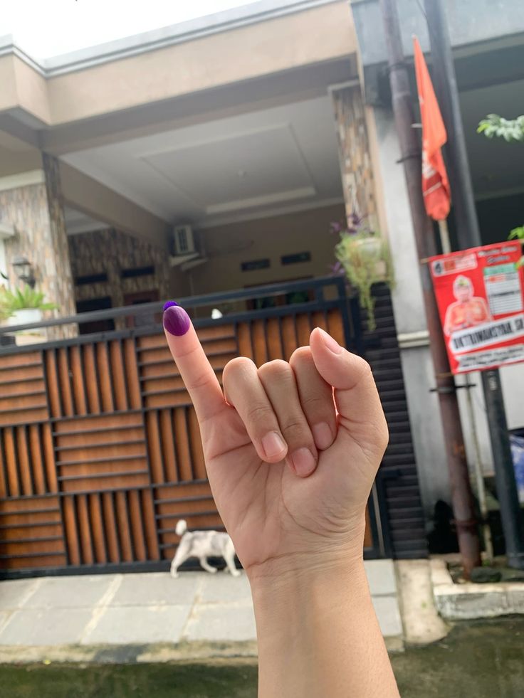 exmutradezone's tweet photo. Dulu mikir milih 02 karena emang dari ketiganya paling sedikit problematik nya 

Abah Anis > jakarta banjir malah nyalon jadi capres

Koko Ganjar > jadi gubernur 2 periode gk ada dampak signifikan di Jateng

dulu milih Wowo bukan karena dia yg terbaik tapi gua pengen tau kalo dia ngejabat Indonesia bakal kayak gmn

Soalnya udh 2x nyapres dan kalah tapi tetep konsisten nyapres lagi, umur juga udh tua, ekonomi individualnya juga bagus, jadi gua mikir mungkin nih orang gk nyawit aja

Setelah jadi presiden Indonesia malah kayak gini

> IHSG anjlok 
> Rupiah melemah
> Denial 
> Asbun parah
> Program memek
> Sok paling tau orang desa

Di kritik soal ekonomi melemah malah ngomong warga desa gk makek dollar, IHSG turun katanya orang desa gk main saham

Dan lebih parahnya lagi lu ngomong pas pidato  "dollar berapa ribu kek selama Purbaya masih senyum berarti aman" 

Lu tuh presiden, lu bukan akun anon di Twitter kayak gua yg kalo salah semua orang gk peduli juga, omongan lu tuh di beritain omongan lu tuh didengerin banyak orang 

Dulu Habibie pas Krisis 98 rupiah melemah dia bikin BI menjadi lembaga individu biar gk di kontrol pemerintah, biar rakyat dan antek antek asing punya trust ke rupiah, ini ketua BI malah diganti keponakan Wowo yg gapunya pengalaman dibidang tersebut

#2029exmupresiden