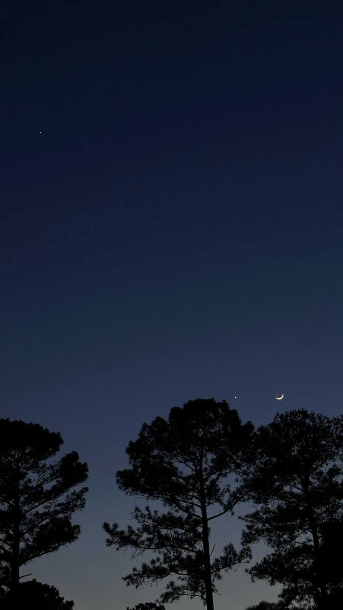 TheMichaelNight's tweet photo. The little star on the top left is actually Jupiter! https://t.co/w01fIeYEnk