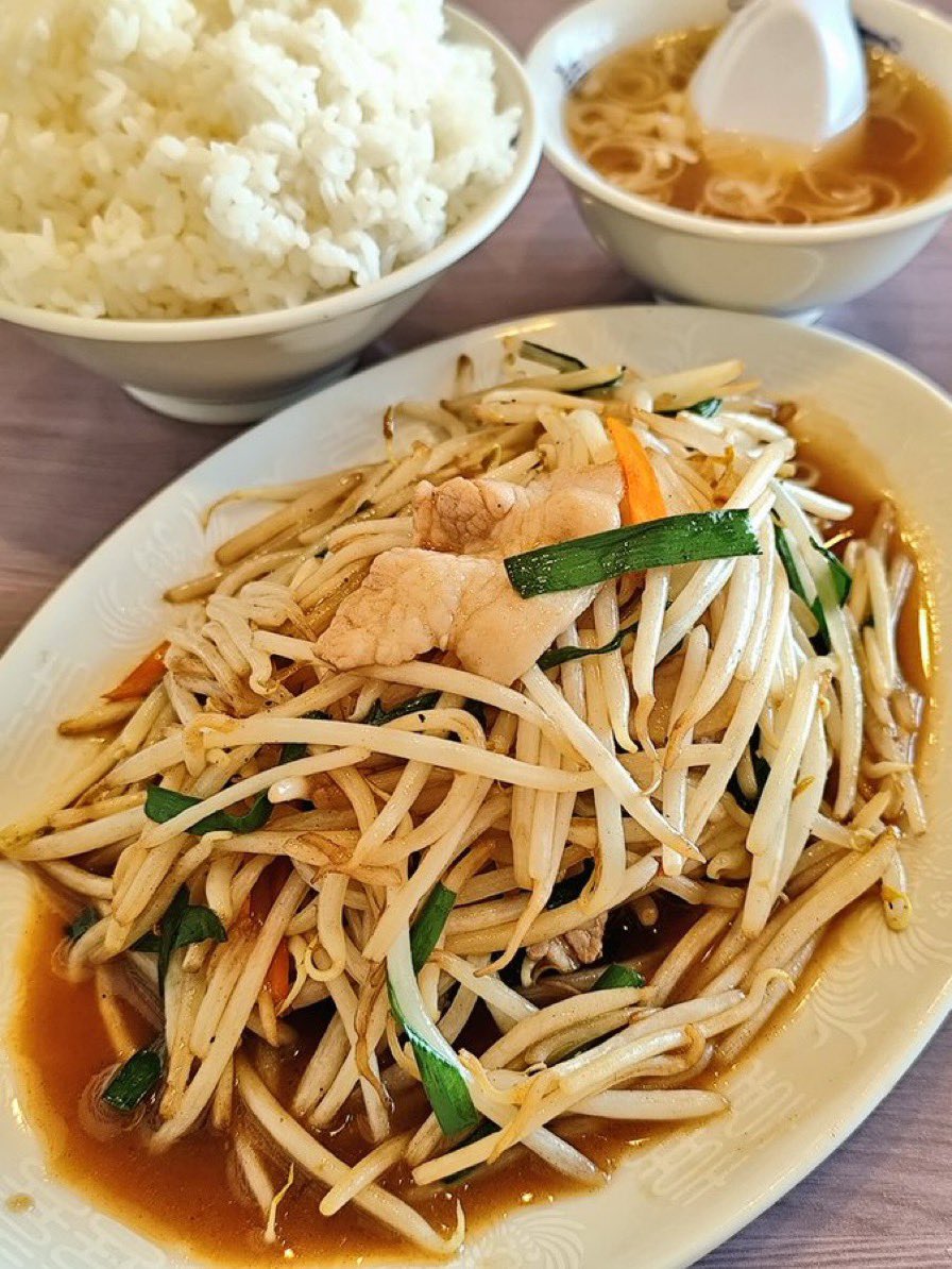 yusufskipper389's tweet photo. Not every luxury is expensive sometimes it’s just a hot meal after a long day 😋🍚 https://t.co/TnOcZgQ3Zn