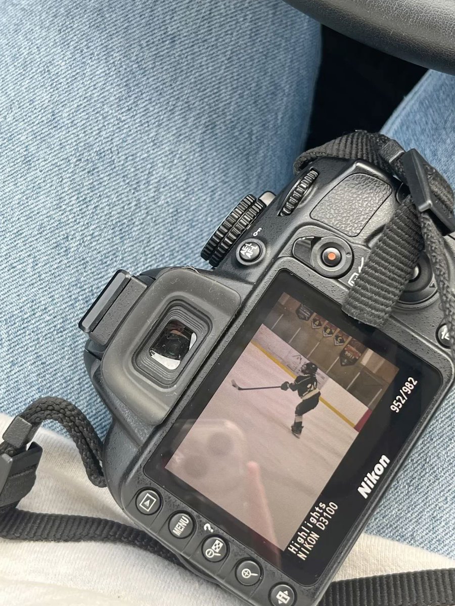 bambitadashi's tweet photo. ╰┈➤ “ between ice and lens” ⛸️ ´ˎ˗ https://t.co/enAT9fo8hJ