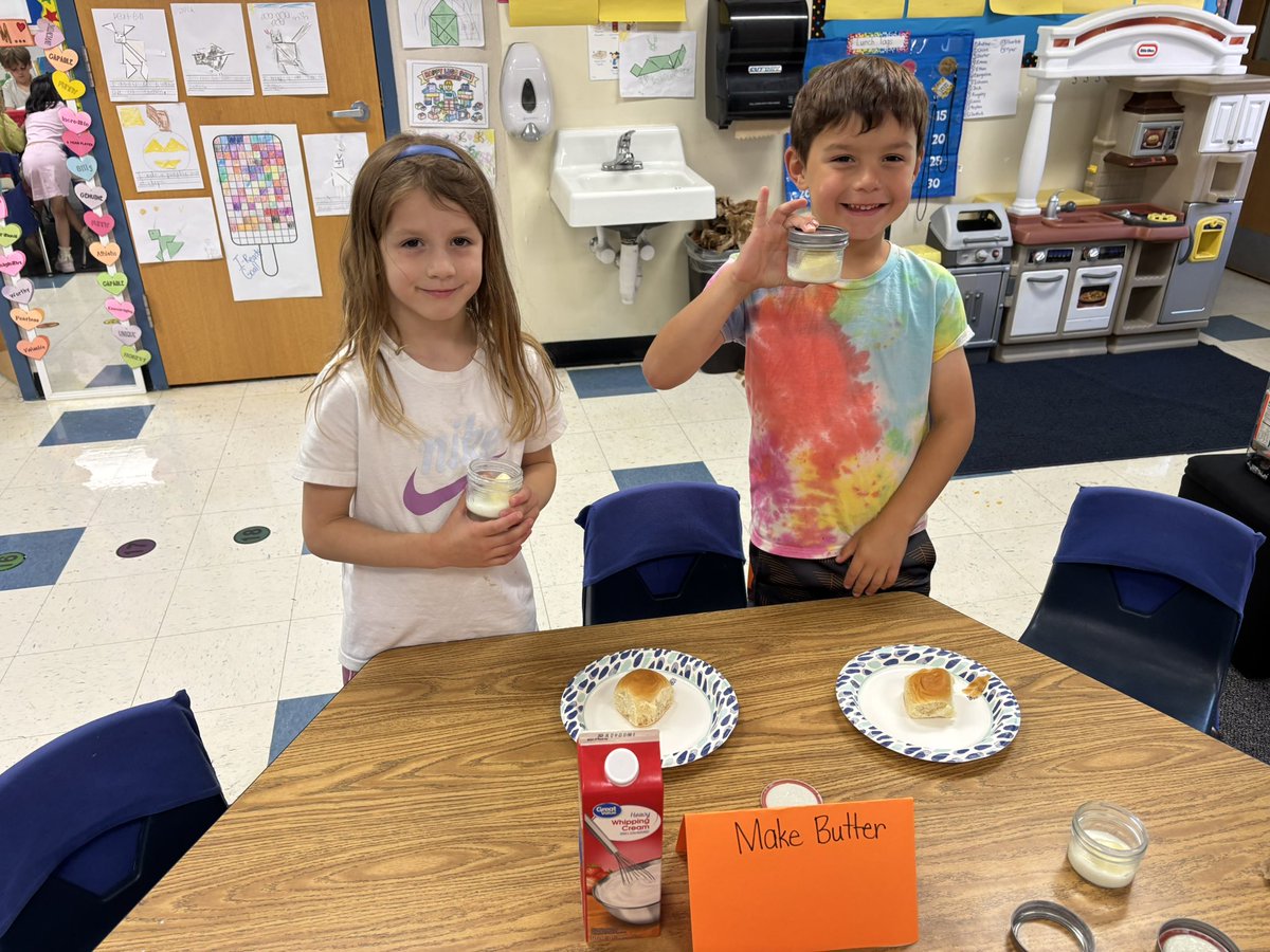 TopperJenn58692's tweet photo. Kindergarten class @KensingtonESNC is an AMAZING place to be! Parent volunteers support students in doing “colonial activities” to finish their literacy unit @AGHoulihan @UCPSNC @SusanRodgersS4 https://t.co/t1G4MX3k0X