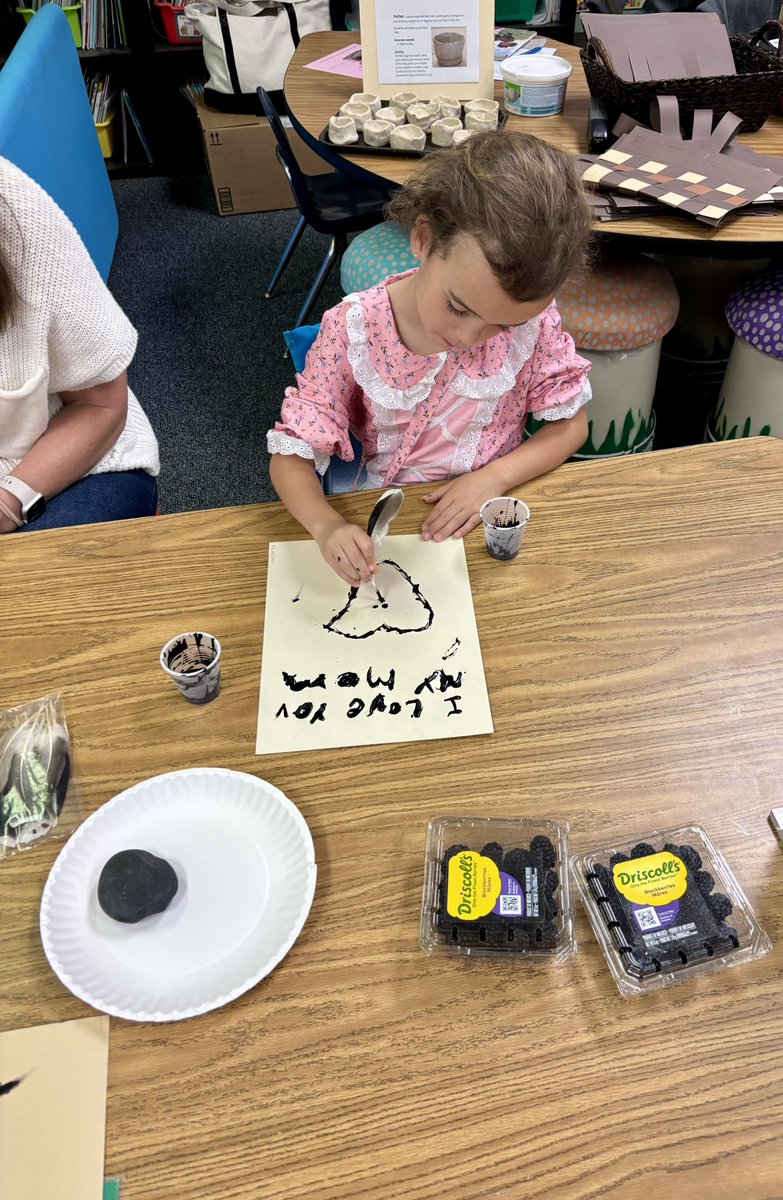 TopperJenn58692's tweet photo. Kindergarten class @KensingtonESNC is an AMAZING place to be! Parent volunteers support students in doing “colonial activities” to finish their literacy unit @AGHoulihan @UCPSNC @SusanRodgersS4 https://t.co/t1G4MX3k0X