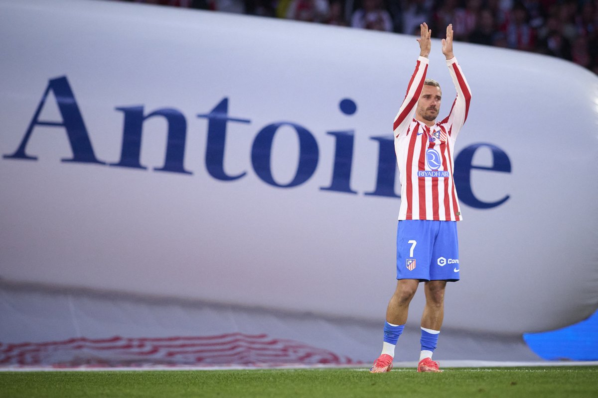 ActuFoot_'s tweet photo. 🚨🚨 ANTOINE GRIEZMANN 🇫🇷 FAIT SES ADIEUX À L'ATLÉTICO 🇪🇸 SUR INSTAGRAM ! 🥲

« Merci ! Merci pour ton amour !

J'ai beaucoup pleuré, mais je n'oublierai jamais ces larmes de bonheur et de fierté. JAMAIS !

C'est la soirée la plus spéciale, la plus belle, que j'ai vécue en tant que footballeur professionnel : j'ai pris autant de plaisir qu'un enfant avec toi.

J'ai beaucoup travaillé pour que tu sois fier de ton numéro 7, mais je n'aurais jamais imaginé que tu me donnerais une leçon d'AMOUR aussi incroyable.

Je t'aime, colchenera !

Je t'aime, colchonero !

Je vous aime, les gars !

JE T'AIME, ATLÉTICO DE MADRID ! ❤️ »