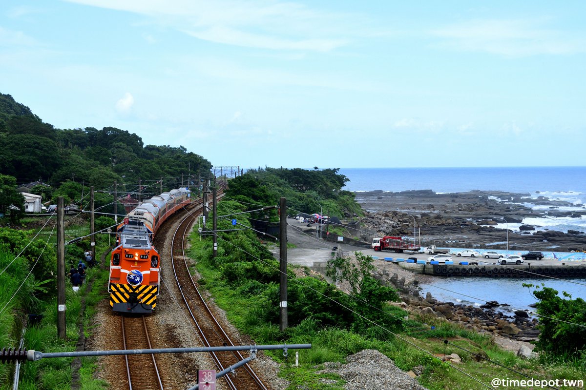 comet_115's tweet photo. 淡江大学鉄道部団体臨時列車
川も、海も、田んぼも、R20型莒光号の宜蘭線の旅。

2026.5.16. 6242~6242Bレ https://t.co/aCtkFVNLEV