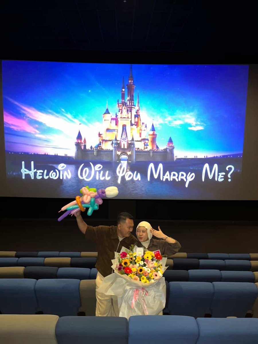 vodkahel's tweet photo. yess, i did!🥰❤️💍 https://t.co/XTJwdx7Ury