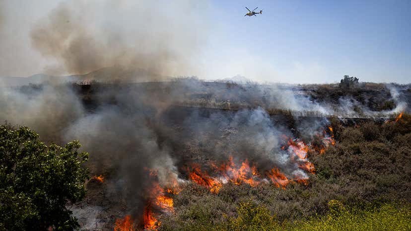 DefyDisaster's tweet photo. The #SandyFire in Simi Valley has burned nearly 1.4k acres &amp; only 5% contained. One home has been destroyed &amp; over 37k were under an evacuation order or warning.

Stay safe: https://t.co/SpNMnDSUKx

📷: Ethan Swope/AP

#DefyDisaster #DisasterPreparedness #Disaster #Fire #Wildfire https://t.co/BR99QoRoD7