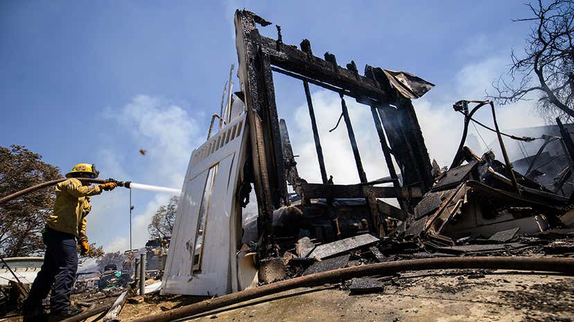 DefyDisaster's tweet photo. The #SandyFire in Simi Valley has burned nearly 1.4k acres &amp; only 5% contained. One home has been destroyed &amp; over 37k were under an evacuation order or warning.

Stay safe: https://t.co/SpNMnDSUKx

📷: Ethan Swope/AP

#DefyDisaster #DisasterPreparedness #Disaster #Fire #Wildfire https://t.co/BR99QoRoD7