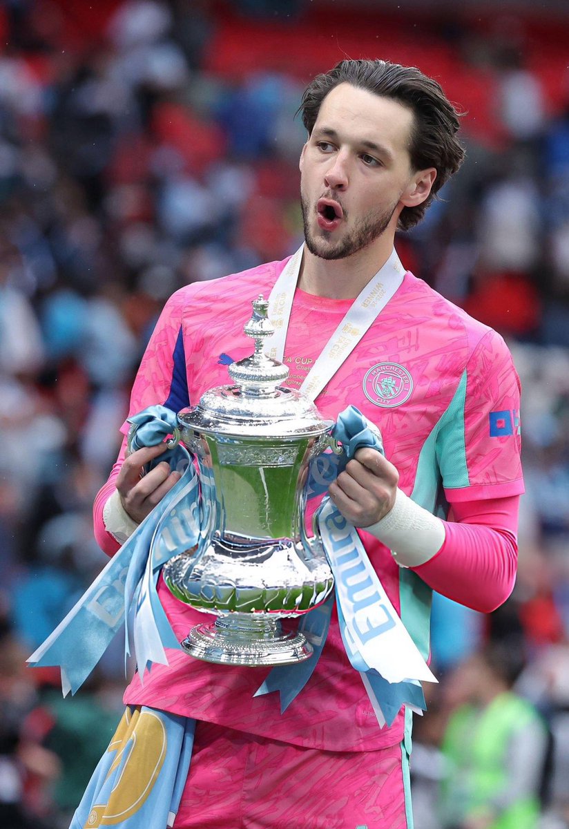 existantmcfc's tweet photo. 🚨BREAKING:

According to my sources from @TheAthleticFC, Enzo Maresca would prefer to KEEP James Trafford at @ManCity next season.

He sees the English international as a potential starter, wanting a keeper who can ‘play with his feet’, amongst other things.

James Trafford’s story in Manchester isn’t over yet.

#MCFC