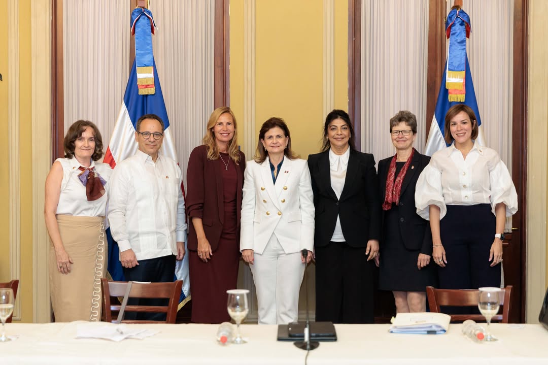 headricklaw's tweet photo. Eileen Jiménez, socia de Headrick, participó, en su calidad de presidenta de la Cámara de Comercio, Industria y Turismo Domínico-Alemana, en diversas actividades realizadas en el marco de la Semana Alemana en República Dominicana 🇩🇴🇩🇪, iniciativa que reúne a más de 100 representantes de empresas internacionales e instituciones de cooperación de Alemania, convirtiéndose en la mayor delegación empresarial alemana recibida en la historia del país.

Primero, sostuvo un encuentro con la vicepresidenta Raquel Peña, quien le dio la bienvenida a la delegación alemana que asistirá al Primer Foro Económico Alemán para América Latina en República Dominicana. Esta reunión estuvo enfocada en ampliar los vínculos de cooperación y promover nuevas oportunidades de inversión y desarrollo económico para la República Dominicana.

Asimismo, asistió a una recepción para marcar la apertura oficial del Foro, recepción que fue organizado por la Embajada de Alemania en Santo Domingo.

Finalmente, participó en el encuentro encabezado por el ministro Joel Santos y la viceministra Betty Soto junto a representantes del Ministerio Federal de Economía y Energía de Alemania y la Embajada de Alemania en República Dominicana, donde se conversó sobre oportunidades de cooperación bilateral en materia de energías renovables y fortalecimiento del comercio entre ambos países.

Las actividades forman parte de una agenda que incluye encuentros empresariales, visitas institucionales y la celebración del Foro, fortaleciendo las relaciones bilaterales y las oportunidades de cooperación económica entre ambas naciones. @CantisanoEileen #Headrick