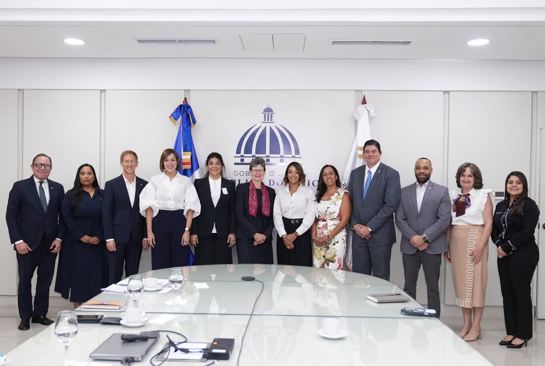 headricklaw's tweet photo. Eileen Jiménez, socia de Headrick, participó, en su calidad de presidenta de la Cámara de Comercio, Industria y Turismo Domínico-Alemana, en diversas actividades realizadas en el marco de la Semana Alemana en República Dominicana 🇩🇴🇩🇪, iniciativa que reúne a más de 100 representantes de empresas internacionales e instituciones de cooperación de Alemania, convirtiéndose en la mayor delegación empresarial alemana recibida en la historia del país.

Primero, sostuvo un encuentro con la vicepresidenta Raquel Peña, quien le dio la bienvenida a la delegación alemana que asistirá al Primer Foro Económico Alemán para América Latina en República Dominicana. Esta reunión estuvo enfocada en ampliar los vínculos de cooperación y promover nuevas oportunidades de inversión y desarrollo económico para la República Dominicana.

Asimismo, asistió a una recepción para marcar la apertura oficial del Foro, recepción que fue organizado por la Embajada de Alemania en Santo Domingo.

Finalmente, participó en el encuentro encabezado por el ministro Joel Santos y la viceministra Betty Soto junto a representantes del Ministerio Federal de Economía y Energía de Alemania y la Embajada de Alemania en República Dominicana, donde se conversó sobre oportunidades de cooperación bilateral en materia de energías renovables y fortalecimiento del comercio entre ambos países.

Las actividades forman parte de una agenda que incluye encuentros empresariales, visitas institucionales y la celebración del Foro, fortaleciendo las relaciones bilaterales y las oportunidades de cooperación económica entre ambas naciones. @CantisanoEileen #Headrick