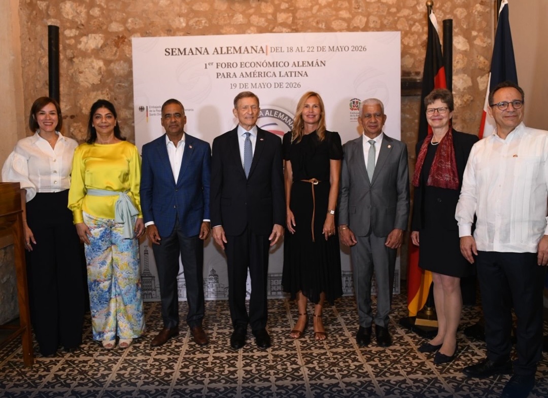 headricklaw's tweet photo. Eileen Jiménez, socia de Headrick, participó, en su calidad de presidenta de la Cámara de Comercio, Industria y Turismo Domínico-Alemana, en diversas actividades realizadas en el marco de la Semana Alemana en República Dominicana 🇩🇴🇩🇪, iniciativa que reúne a más de 100 representantes de empresas internacionales e instituciones de cooperación de Alemania, convirtiéndose en la mayor delegación empresarial alemana recibida en la historia del país.

Primero, sostuvo un encuentro con la vicepresidenta Raquel Peña, quien le dio la bienvenida a la delegación alemana que asistirá al Primer Foro Económico Alemán para América Latina en República Dominicana. Esta reunión estuvo enfocada en ampliar los vínculos de cooperación y promover nuevas oportunidades de inversión y desarrollo económico para la República Dominicana.

Asimismo, asistió a una recepción para marcar la apertura oficial del Foro, recepción que fue organizado por la Embajada de Alemania en Santo Domingo.

Finalmente, participó en el encuentro encabezado por el ministro Joel Santos y la viceministra Betty Soto junto a representantes del Ministerio Federal de Economía y Energía de Alemania y la Embajada de Alemania en República Dominicana, donde se conversó sobre oportunidades de cooperación bilateral en materia de energías renovables y fortalecimiento del comercio entre ambos países.

Las actividades forman parte de una agenda que incluye encuentros empresariales, visitas institucionales y la celebración del Foro, fortaleciendo las relaciones bilaterales y las oportunidades de cooperación económica entre ambas naciones. @CantisanoEileen #Headrick