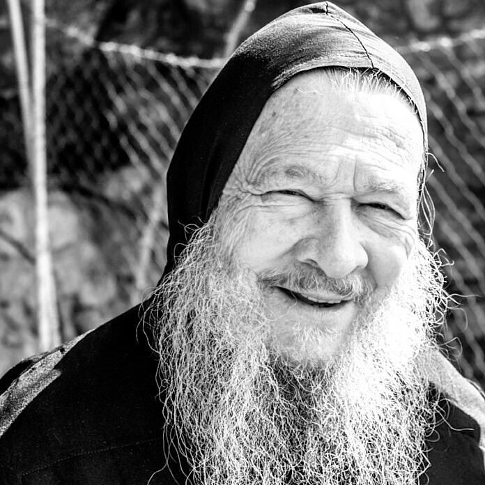 lechochretien's tweet photo. 🇱🇧🕊️ 𝗙𝗟𝗔𝗦𝗛 𝗜𝗡𝗙𝗢 — Le père Dario Escobar, ermite colombien de 92 ans de l’Ordre maronite libanais, le même ordre monastique que saint Charbel, a été RAPPELÉ À DIEU au Liban.

Sa vie quotidienne comprenait :

• 14 heures de prière
• 5 heures de sommeil
• 3 heures de travail
• 2 heures d’étude

(Source : Libnanews)