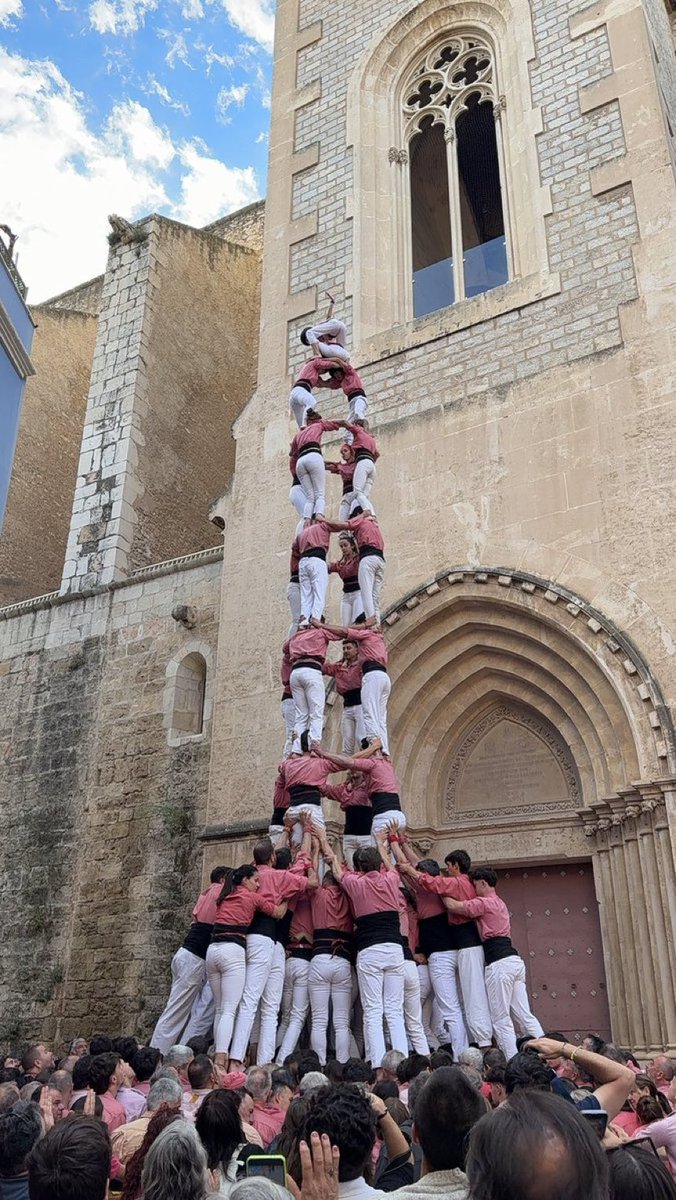 pepribes's tweet photo. Que no passi per alt. El passat dissabte es va estrenar la plaça de #castells de 9 núm. 177 de l’època moderna, la 7a de la ciutat de Valls, gràcies al doblet de castells de nou de la @collavella. La Pl. de l’Església (no se si es nom oficial) davant els Arcs de Ca Magrané 1/2⬇️ https://t.co/yFIi7kyh4M
