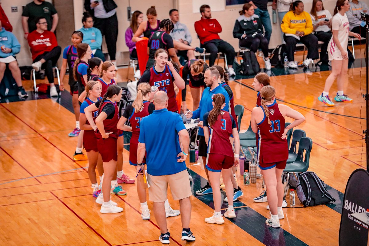 ETGmwgbb's tweet photo. A few moments from the 16U group at Live at the Lakes 📸  
Packed gyms, high intensity, and another weekend of tough competition. 💯🏀 #ETG https://t.co/IYhKCkhO7m