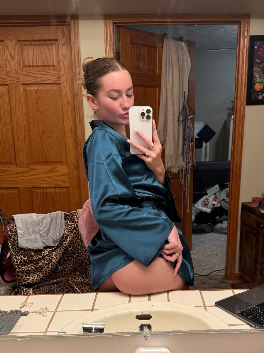 skylarddotfrisB's tweet photo. Like this if u wanna be my chair
#facesitting #goddess #humanchair #mommy #loser https://t.co/lgcVWBmRuz