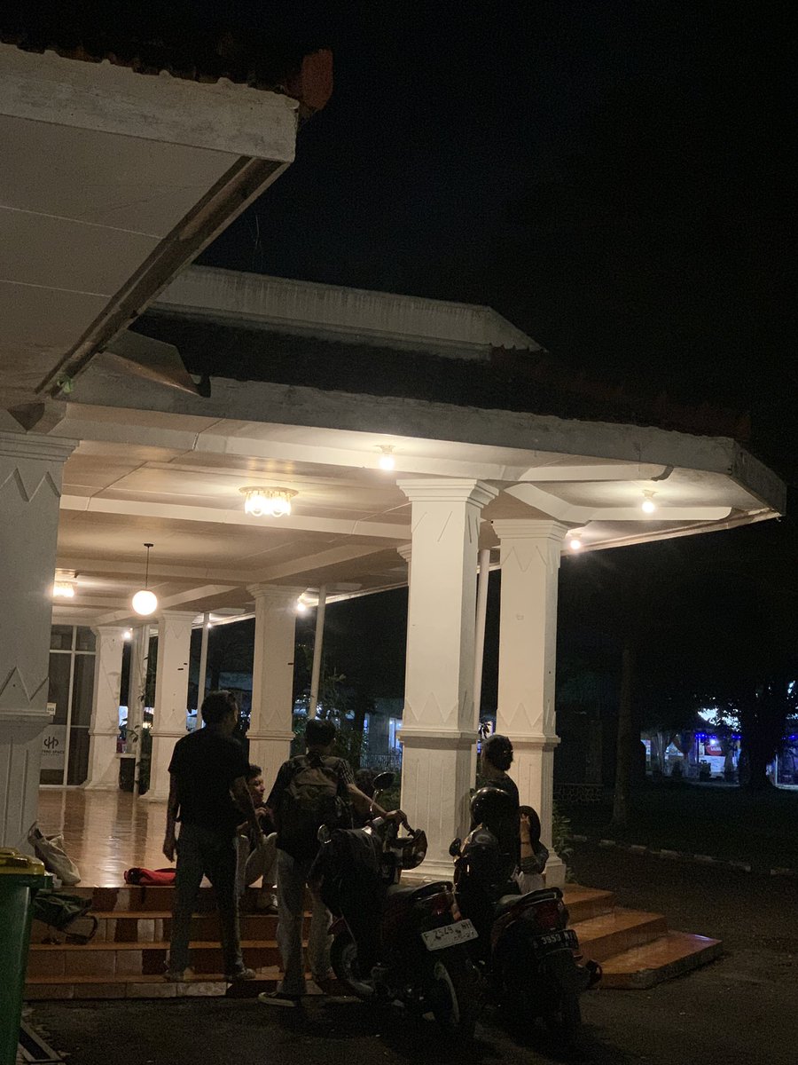 overjoyeddian's tweet photo. sore ke maleman dikit: ama abang-abangan kampus ya?!?!
maleman dikit ke maleman banget: ama teman aneh dan absurdq ini https://t.co/czGL8LoMVM