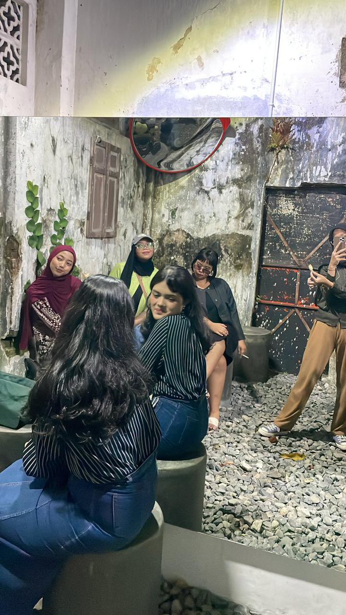 overjoyeddian's tweet photo. sore ke maleman dikit: ama abang-abangan kampus ya?!?!
maleman dikit ke maleman banget: ama teman aneh dan absurdq ini https://t.co/czGL8LoMVM
