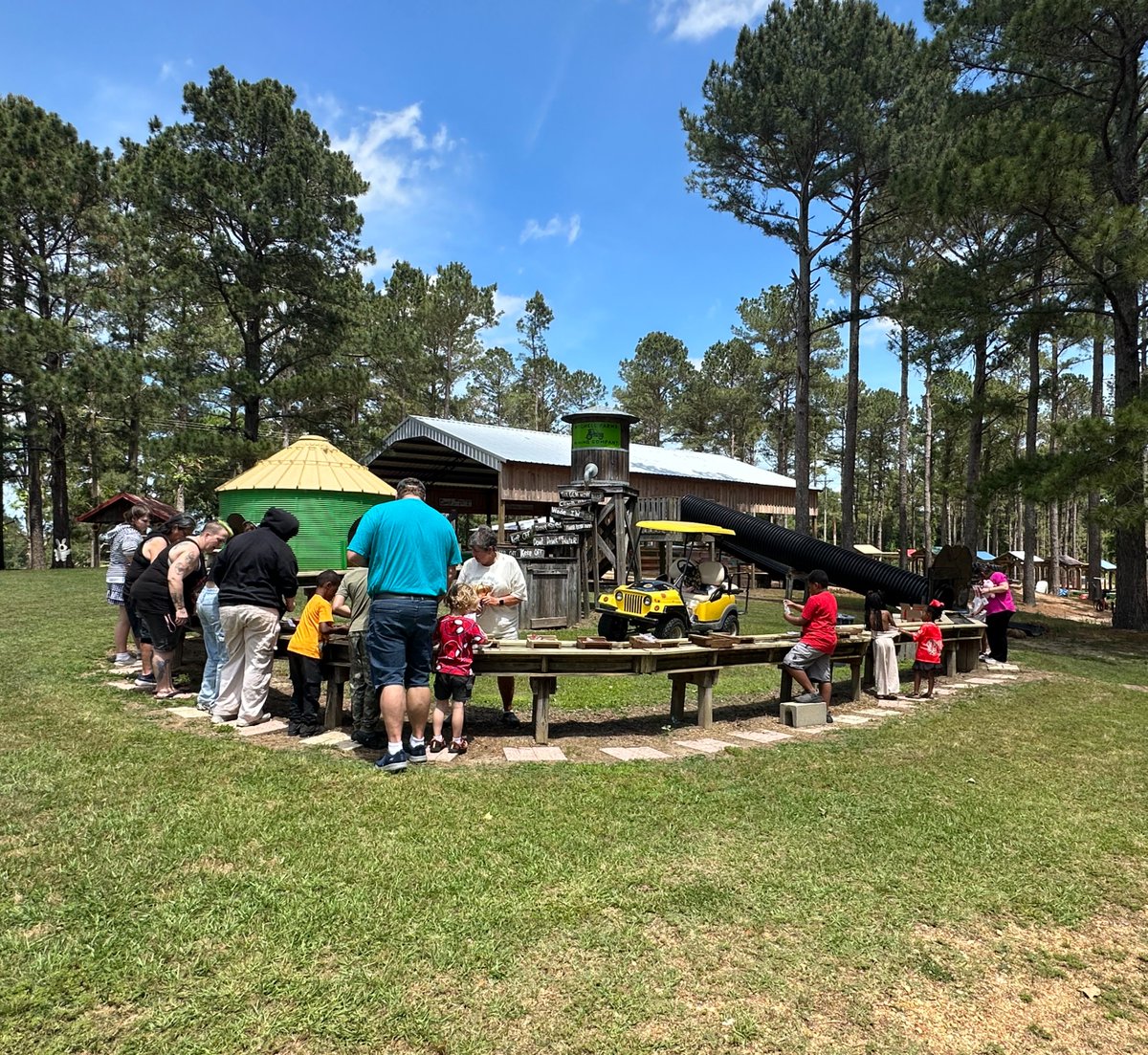 WS_Farms's tweet photo. WSF's Collins, MS complex recently hosted a Family Fun Day for team members and their families. The event included food, activities, and time spent together outside of the workplace as the complex celebrated the hard work and contributions of the team. #MakingChickenAmazing https://t.co/FgzMi4mI7L