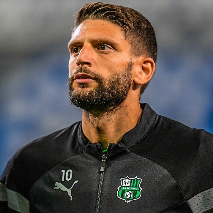 CalcioTurkey's tweet photo. 😳 Domenico Berardi, kariyerinin 10 yılını Sassuolo’da geçirdi.

Harika sezonlar geçirdi, yine de Sassuolo’da kaldı.

İtalya ile UEFA Euro 2020 şampiyonluğu yaşadı, yine ayrılmadı.

Takımı Serie B’ye düştü, buna rağmen kulübünü terk etmedi.

Aslında her sezon, daha büyük bir takıma transfer olabilecek seviyede performans gösterdi. Ama o hiçbir zaman gitmeyi seçmedi.

Özel hayatında da aynı sadakati gösteriyor; eşiyle lise yıllarından beri birlikte.

Futbol dünyasının gördüğü en sadık insanlardan biri! 💚