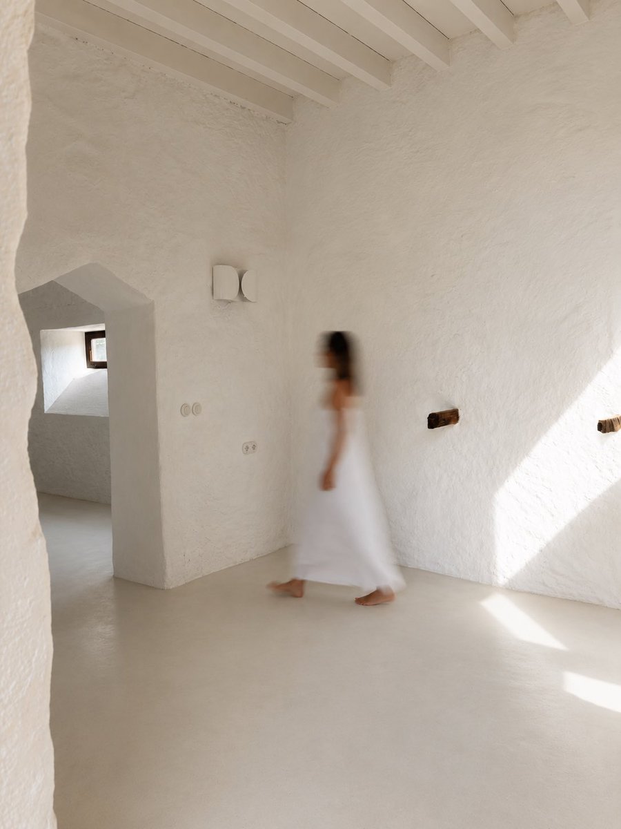 bodegablanch's tweet photo. Architecture that breathes calm. Light, texture and silence inside an old winery reimagined through contemporary art and design // Arquitectura que respira calma. Luz, textura y silencio en una antigua bodega reinterpretada desde el arte y el diseño #bodegablanch #lanzarote https://t.co/tseI2hC4K3