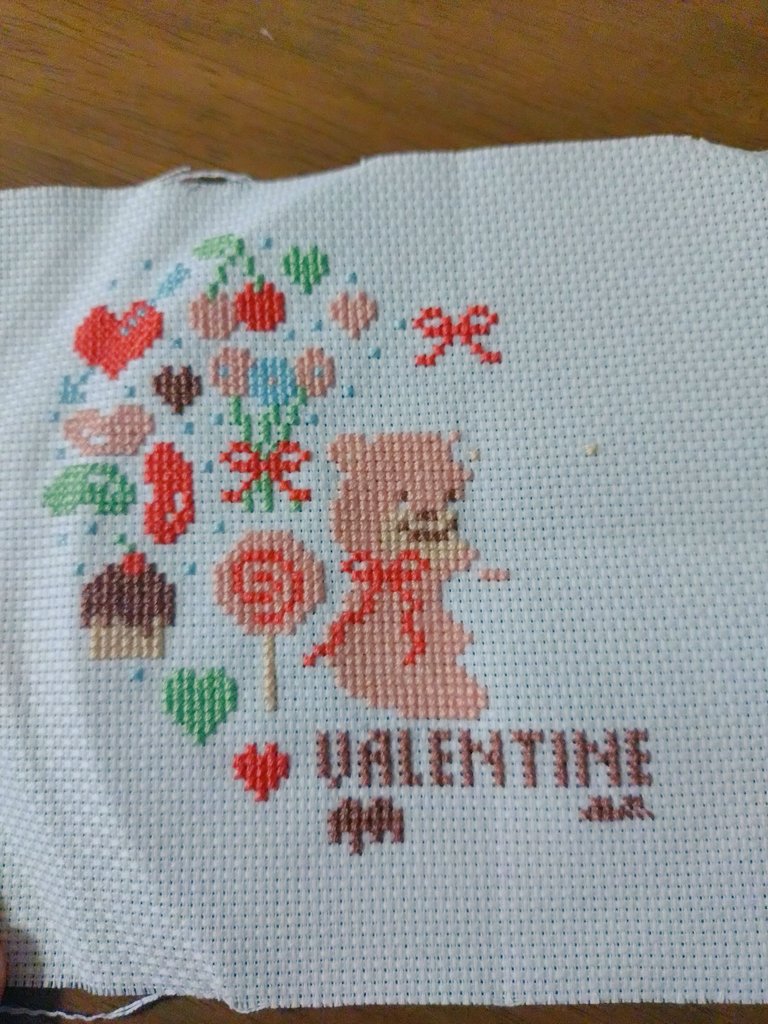 opeonostitch's tweet photo. Happy Valentine　4日目
早く反対側のクマちゃんも刺してあげなきゃ！
#クロスステッチ
#AlohaStitch https://t.co/dsoz3BCJ3o