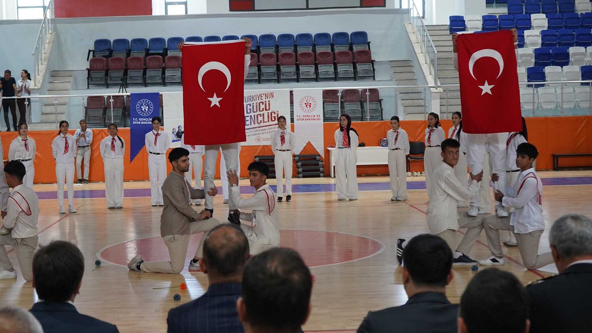 baal768300's tweet photo. Okulumuz Bismil Atatürk Anadolu Lisesi,19 Mayıs Atatürk'ü Anma Gençlik ve Spor Bayramı kutlamaları.@Diyarbakirmem @bismilmem @bismilkaymakam https://t.co/HSIjLntjkl