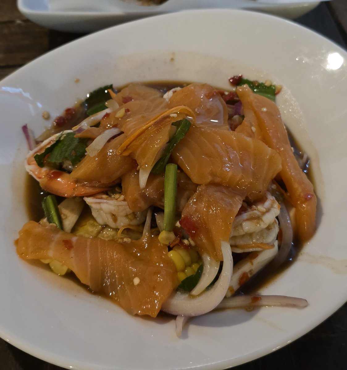 geegissss's tweet photo. เย็นนี้มากินยำลับๆ ที่รสชาตินัวร์มากกก ยำแซลมอนแซ่บสุด หมูทอดกรอบฟรินๆ เป็นร้านยำเล็กๆ อยู่ในหมู่บ้านเชียงใหม่แลนด์
มาหลา���รอบแล้วร้านนี้ ใครผ่านแถวนี้อยากให้มาลองได้เปิดแค่ตอนเย็นน้า

#วันนี้ชาวติ๊กฟ้ากินอะไร #รีวิวเชียงใหม่ #ของกินเชียงใหม่ 

https://t.co/771yW6ZyLn https://t.co/gbKk0paboS