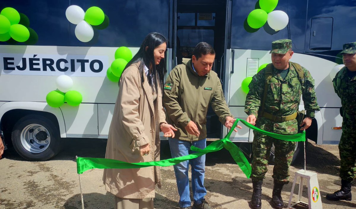 Ejercito_Div5's tweet photo. Con la presencia del @GobBoyaca y @CarlosAmayaR, la #PrimeraBrigada recibió un vehículo tipo bus, una herramienta que contribuirá al bienestar y la movilidad de nuestros soldados.

De esta manera, seguimos fortaleciendo las capacidades logísticas y el compromiso con quienes trabajan día a día por la seguridad y el servicio a los colombianos.

#PorNuestrosSoldados
#EjercitoTransparente