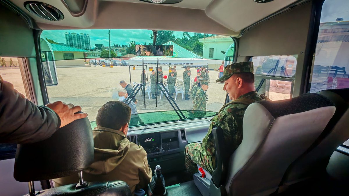 Ejercito_Div5's tweet photo. Con la presencia del @GobBoyaca y @CarlosAmayaR, la #PrimeraBrigada recibió un vehículo tipo bus, una herramienta que contribuirá al bienestar y la movilidad de nuestros soldados.

De esta manera, seguimos fortaleciendo las capacidades logísticas y el compromiso con quienes trabajan día a día por la seguridad y el servicio a los colombianos.

#PorNuestrosSoldados
#EjercitoTransparente