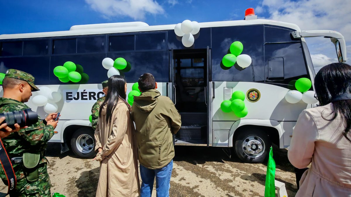Ejercito_Div5's tweet photo. Con la presencia del @GobBoyaca y @CarlosAmayaR, la #PrimeraBrigada recibió un vehículo tipo bus, una herramienta que contribuirá al bienestar y la movilidad de nuestros soldados.

De esta manera, seguimos fortaleciendo las capacidades logísticas y el compromiso con quienes trabajan día a día por la seguridad y el servicio a los colombianos.

#PorNuestrosSoldados
#EjercitoTransparente