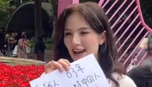 YoungOneDev's tweet photo. @chenpapro Why would a random person apply a face filter to a 'pretty' girl ? https://t.co/cwsWoZzZEY