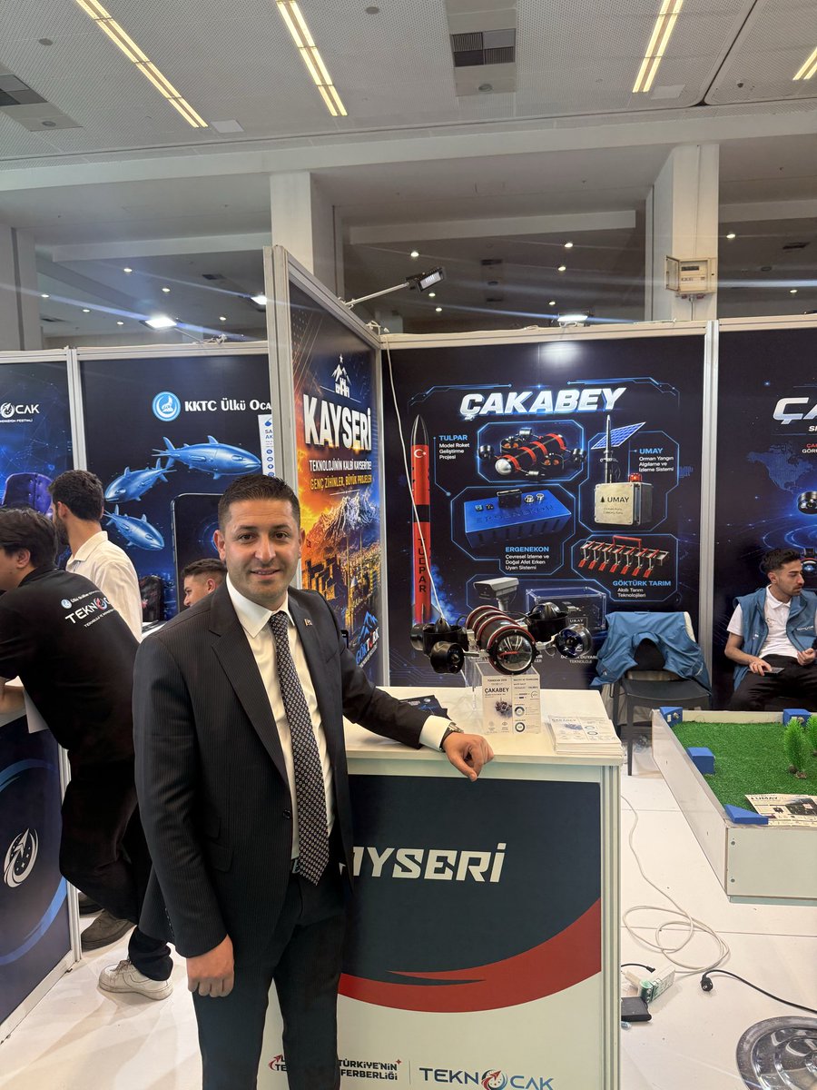 halityagmur's tweet photo. Göktürk Teknoloji Kulübümüzün geliştirdiği “Çakabey” İnsansız Su Altı Tarama Sistemi, TEKNOCAK Teknoloji ve İnovasyon Festivali’nde otonom sistemler kategorisinde yarışan 42 proje arasından 3. olmuştur.

Türk gençliğinin azmi, inancı ve milli teknoloji hamlesine olan bağlılığıyla elde edilen bu başarı hepimizin gururudur.
Emek veren tüm kardeşlerimizi tebrik ediyor, üreten Türk gençliğiyle geleceğe yürüyoruz. 🇹🇷

@ayyildirim1 
@Ulku_Ocaklari