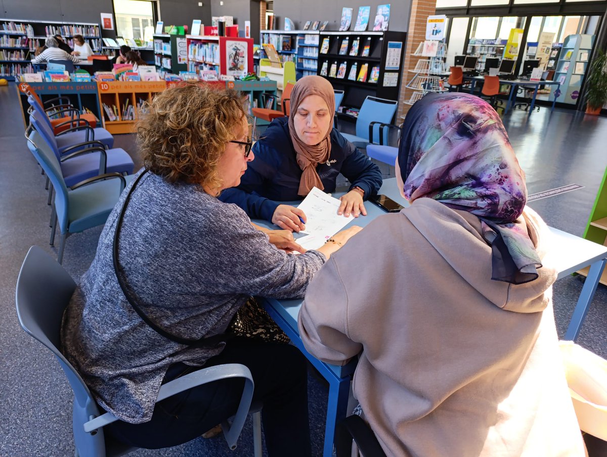OmniumEbre's tweet photo. L’oferta de cursos per aprendre o millorar el català és insuficient. Per això treballem per fer arribar el català arreu del territori amb els grups de conversa gratuïts del projecte Vincles 🧡🗣️

N’és un exemple el grup de Vincles de Gandesa 📸🫶 https://t.co/uAmGwzHISq
