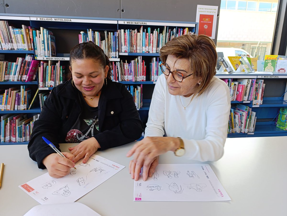OmniumEbre's tweet photo. L’oferta de cursos per aprendre o millorar el català és insuficient. Per això treballem per fer arribar el català arreu del territori amb els grups de conversa gratuïts del projecte Vincles 🧡🗣️

N’és un exemple el grup de Vincles de Gandesa 📸🫶 https://t.co/uAmGwzHISq