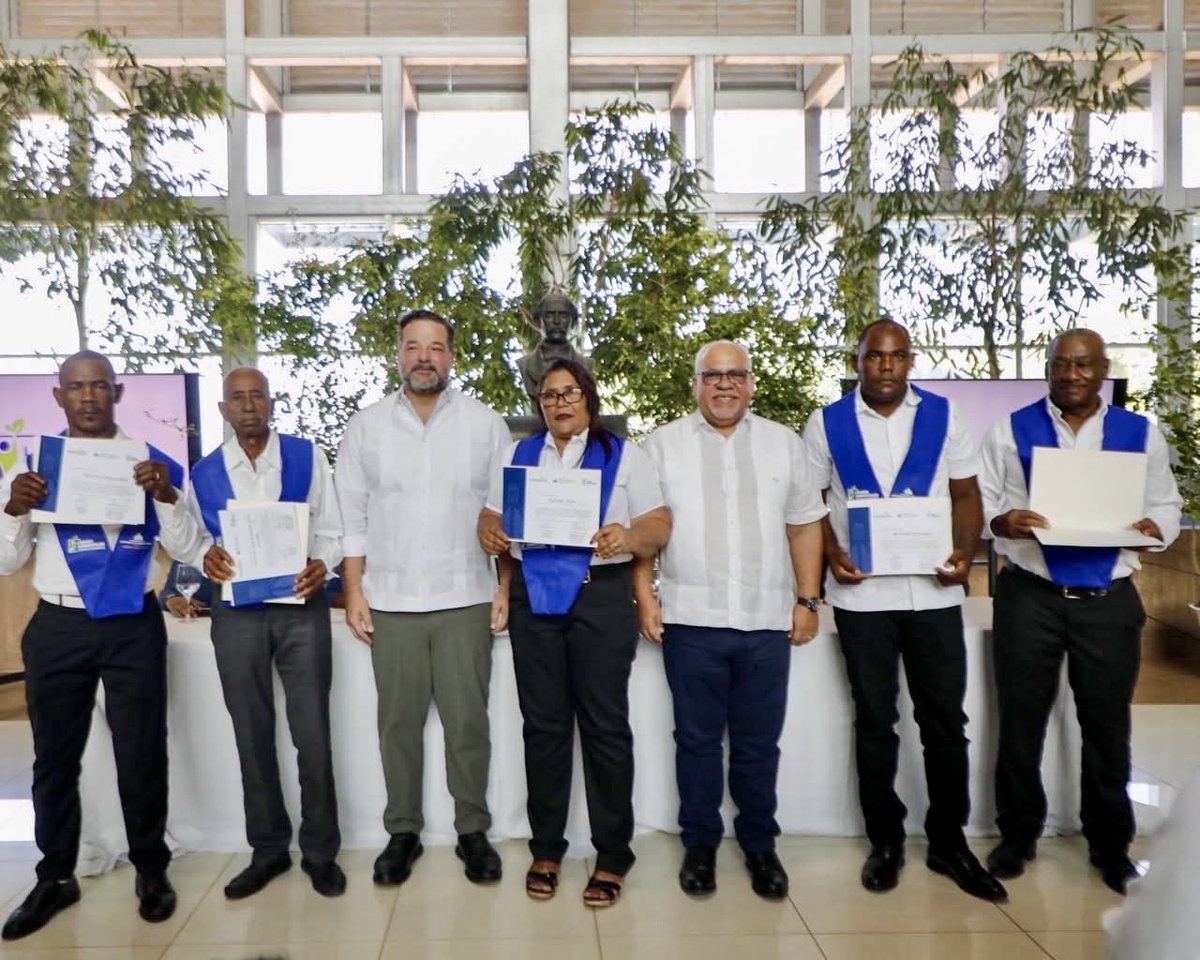 Fabriciogm13's tweet photo. Junto al ministro @PainoHenriquez y al equipo del @AmbienteRD en la tercera graduación del Programa de Formación de Líderes Ambientales Comunitarios. Un compromiso con la preservación de los recursos naturales y la sostenibilidad ambiental que asumimos desde @Promipyme_RD https://t.co/sIMhGX6ViI