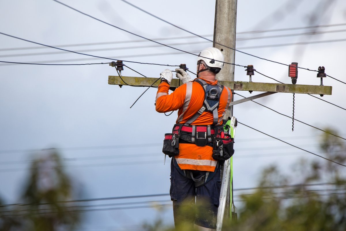 OracleExadata's tweet photo. Endeavor Energy cuts database maintenance and license costs in half by migrating 43 on-premises Oracle Databases to @OracleExadata Database Service in OCI without code changes. Read their story. https://t.co/jj6zmvpS1q https://t.co/rROLDcPTLq