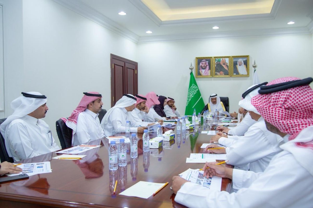Hcp_Qurayat's tweet photo. برئاسة سعادة محافظ القريات، عُقد اجتماع اللجنة الرئيسية لتنسيق أعمال برنامج المدن الصحية بمحافظة القريات، وذلك بحضور أعضاء اللجنة وممثلي الجهات الحكومية والقطاعات ذات العلاقة، لمناقشة مستجدات البرنامج وآليات تعزيز التكامل بين الجهات المشاركة لتحقيق مستهدفات المدن الصحية وفق المعايير الوطنية والعالمية.

وشهد الاجتماع استعراض أبرز المبادرات والبرامج الجاري تنفيذها، إلى جانب مناقشة الخطط المستقبلية الهادفة إلى تحسين جودة الحياة وتعزيز الصحة المجتمعية بمحافظة القريات، بما يتماشى مع مستهدفات رؤية المملكة 2030.

وأكد سعادة المحافظ خلال الاجتماع أهمية تضافر الجهود بين مختلف الجهات الحكومية والخاصة وغير الربحية لدعم مسيرة برنامج المدن الصحية، مشيدًا بما تحقق من أعمال وإنجازات تسهم في رفع مستوى الوعي الصحي وتحسين البيئة الداعمة لصحة المجتمع.

#المدن_الصحية
#برنامج_المدن_الصحية 
#القريات