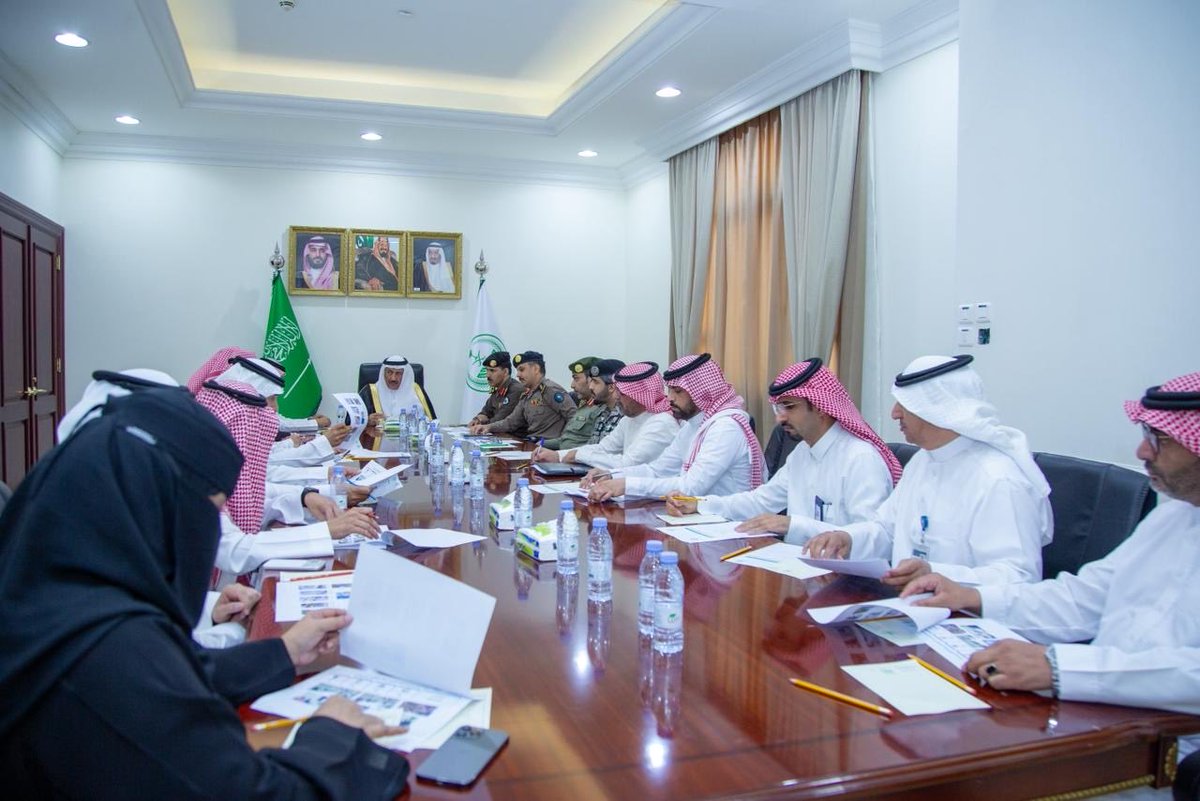 Hcp_Qurayat's tweet photo. برئاسة سعادة محافظ القريات، عُقد اجتماع اللجنة الرئيسية لتنسيق أعمال برنامج المدن الصحية بمحافظة القريات، وذلك بحضور أعضاء اللجنة وممثلي الجهات الحكومية والقطاعات ذات العلاقة، لمناقشة مستجدات البرنامج وآليات تعزيز التكامل بين الجهات المشاركة لتحقيق مستهدفات المدن الصحية وفق المعايير الوطنية والعالمية.

وشهد الاجتماع استعراض أبرز المبادرات والبرامج الجاري تنفيذها، إلى جانب مناقشة الخطط المستقبلية الهادفة إلى تحسين جودة الحياة وتعزيز الصحة المجتمعية بمحافظة القريات، بما يتماشى مع مستهدفات رؤية المملكة 2030.

وأكد سعادة المحافظ خلال الاجتماع أهمية تضافر الجهود بين مختلف الجهات الحكومية والخاصة وغير الربحية لدعم مسيرة برنامج المدن الصحية، مشيدًا بما تحقق من أعمال وإنجازات تسهم في رفع مستوى الوعي الصحي وتحسين البيئة الداعمة لصحة المجتمع.

#المدن_الصحية
#برنامج_المدن_الصحية 
#القريات