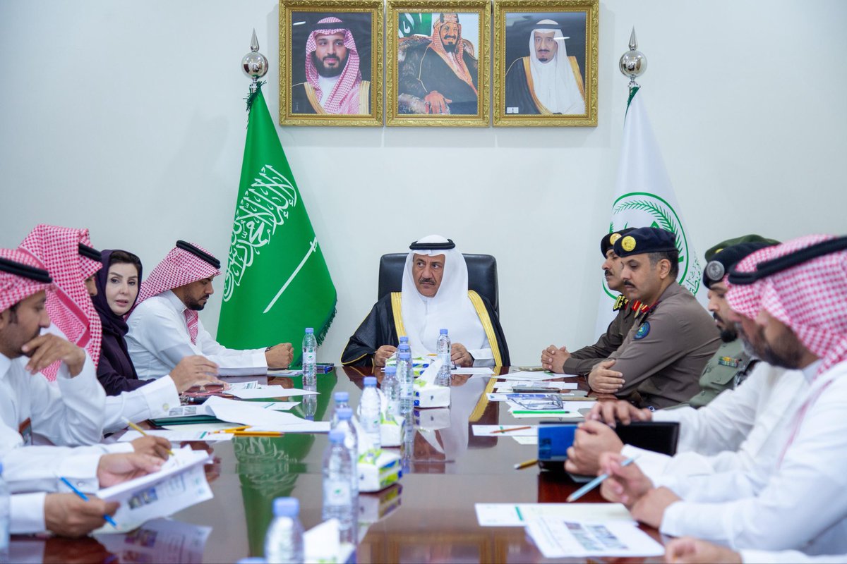 Hcp_Qurayat's tweet photo. برئاسة سعادة محافظ القريات، عُقد اجتماع اللجنة الرئيسية لتنسيق أعمال برنامج المدن الصحية بمحافظة القريات، وذلك بحضور أعضاء اللجنة وممثلي الجهات الحكومية والقطاعات ذات العلاقة، لمناقشة مستجدات البرنامج وآليات تعزيز التكامل بين الجهات المشاركة لتحقيق مستهدفات المدن الصحية وفق المعايير الوطنية والعالمية.

وشهد الاجتماع استعراض أبرز المبادرات والبرامج الجاري تنفيذها، إلى جانب مناقشة الخطط المستقبلية الهادفة إلى تحسين جودة الحياة وتعزيز الصحة المجتمعية بمحافظة القريات، بما يتماشى مع مستهدفات رؤية المملكة 2030.

وأكد سعادة المحافظ خلال الاجتماع أهمية تضافر الجهود بين مختلف الجهات الحكومية والخاصة وغير الربحية لدعم مسيرة برنامج المدن الصحية، مشيدًا بما تحقق من أعمال وإنجازات تسهم في رفع مستوى الوعي الصحي وتحسين البيئة الداعمة لصحة المجتمع.

#المدن_الصحية
#برنامج_المدن_الصحية 
#القريات