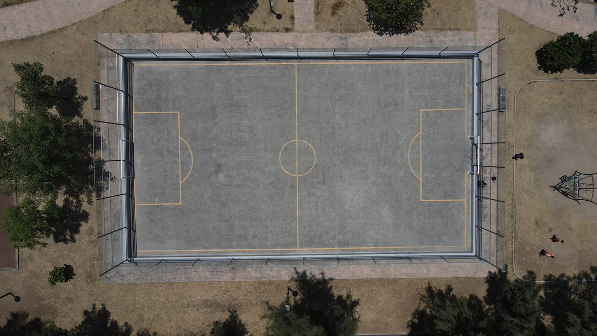 comudegdl's tweet photo. ⚽🎨🔥 ¡Así se transformó la cancha de futbol de la Unidad Deportiva 89 El Sauz!
Mira cómo lucía antes y cómo quedó este espacio gracias a la intervención artística.
✨ Hoy luce más colorido, vivo y listo para disfrutarse en comunidad.
#ComudeGDL #LaCiudadQueTeCuida https://t.co/xNSKglsb2g