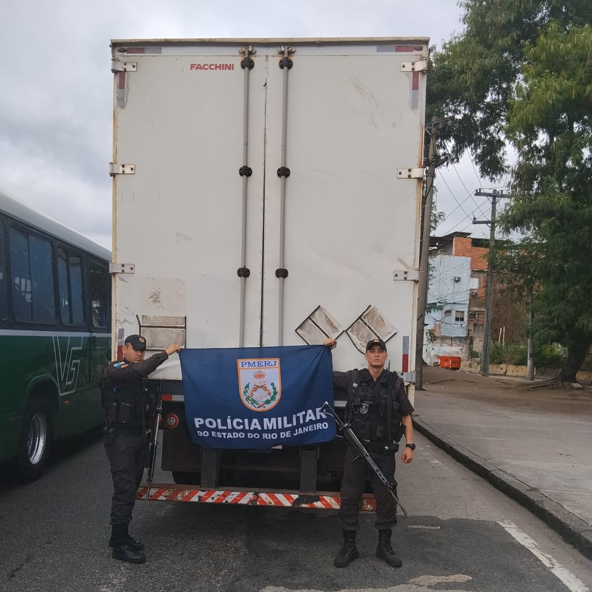 PMERJ's tweet photo. 🚨Policiais do #4BPM frustraram uma tentativa de roubo de carga na Avenida Brasil, próximo à saída da Rua Prefeito Olímpio de Melo, na Zona Norte do Rio de Janeiro.
Na ação, a carga transportada no valor de R$88.000 foi recuperada intacta.
#ServireProteger https://t.co/uQmsQlJyiw