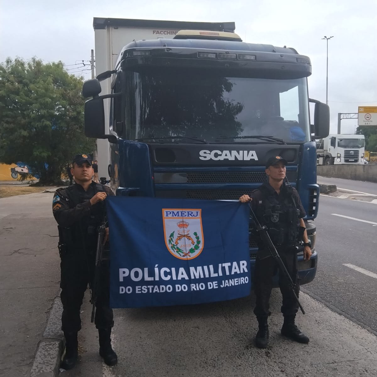 PMERJ's tweet photo. 🚨Policiais do #4BPM frustraram uma tentativa de roubo de carga na Avenida Brasil, próximo à saída da Rua Prefeito Olímpio de Melo, na Zona Norte do Rio de Janeiro.
Na ação, a carga transportada no valor de R$88.000 foi recuperada intacta.
#ServireProteger https://t.co/uQmsQlJyiw
