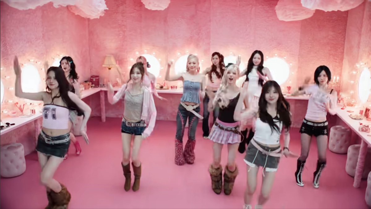 biftech's tweet photo. 西野カナ、いつのまにか新曲…どころかN iziUという縄跳び集団と一緒に出してる…！しかもパラパラまで…なんだこれは……実質E-girlsじゃんか……！！！ https://t.co/HJ7Dd1mILT